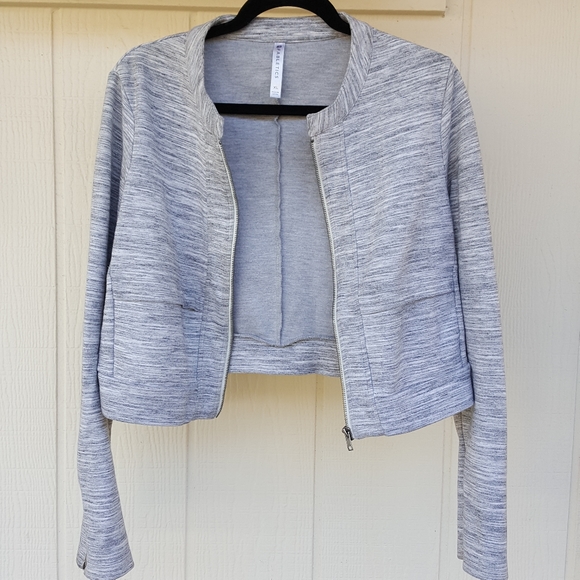 XL FABLETICS GRAY CROPPED WARM UP JACKET - Picture 4 of 10